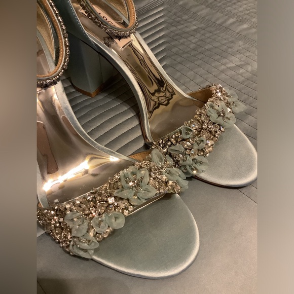 Badgley Mischka Finesse Satin Pumps with Crystals Size 7 - Picture 4 of 11